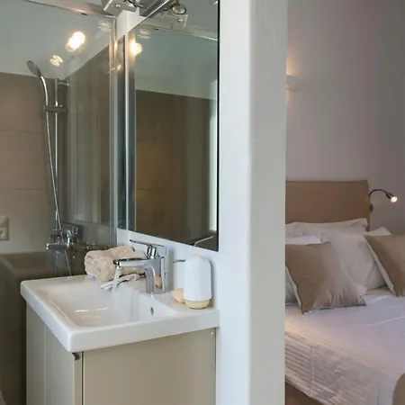Paros Sleeps 6 Air Con Wifi T478602 *